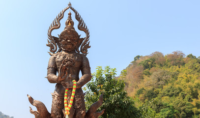 Fototapeta premium Giant statue in Thai temple