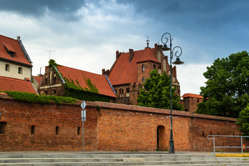 Brama w murach obronnych miasta Toruń, Polska © Senatorek