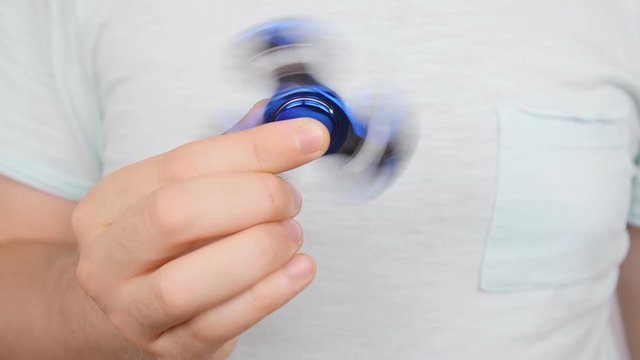 Man holding a fidget spinner