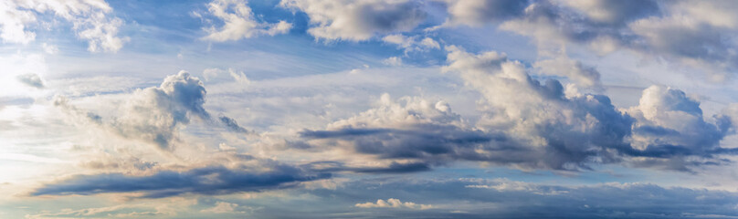 Hintergrund, Panorama des Himmels mit dramatischen Wolken