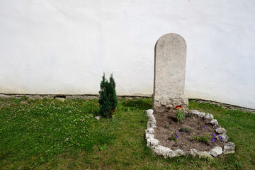 Grave on green grass - obrazy, fototapety, plakaty