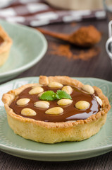 Chocolate tartalets with nuts