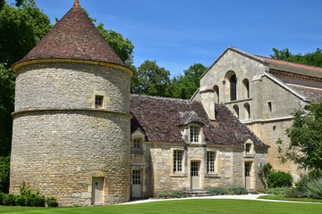 Fototapeta na wymiar Abbaye royale cistercienne de Fontenay en bourgogne, France