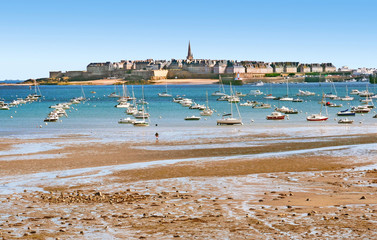 Marée basse en baie de Saint-Malo