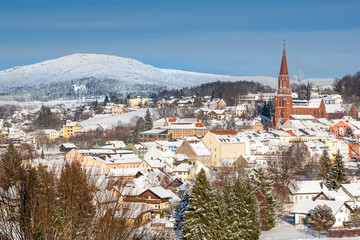 Obraz premium Winteransicht der Stadt Zwiesel im Bayerischen Wald mit dem Grossen Falkenstein