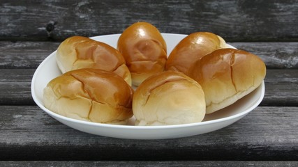 公園ベンチとロールパン