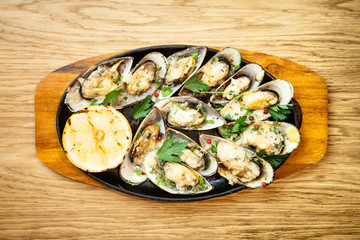 Baked mussels with cheese