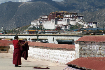 Blick auf den Potala Palast vom Jokhang Tempel aus in Lhasa Tibet China