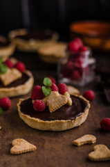 Chocolate tartalets with nuts