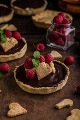 Chocolate tartalets with nuts