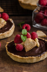 Chocolate tartalets with nuts