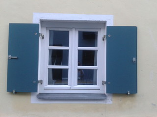 Obraz premium Weißes Fenster mit Fensterläden aus Holz