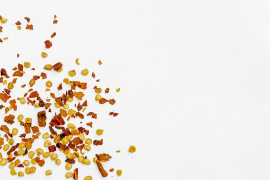 sfondo bianco con granella di peperoncino