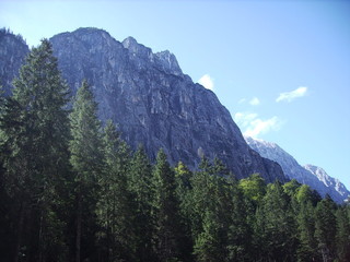 Obraz premium Felsmassiv auf dem Weg durch Reintal zur Zugspitze