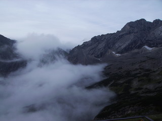 Wolken zwischen den schneebedeckten Berchtesgadener Alpen auf dem Weg zur Zugspitze