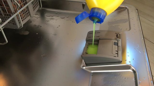 Detergente nel lavastoviglie a casa