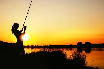 Papier Peint photo autocollant Pêcher Silhouette d& 39 une femme de pêche à l& 39 aube