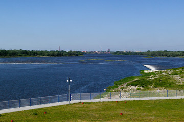 Widok z tamy na rzece Wiśle w mieście Włocławek, Polska © Senatorek