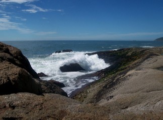 Onda quebrando nas pedras, Garopaba, SC, Brasil