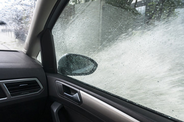 Fontäne bei Autofahrt im Regen