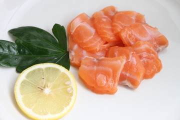 Sliced salmon with lemon