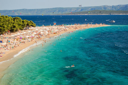 Słynna plaża Złoty R&oacute;g na wyspie Brac w Chorwacji