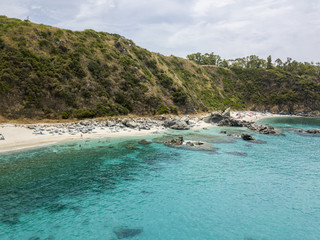 Paradiso del sub, spiaggia con promontorio a picco sul mare. Zambrone, Calabria, Italia. Immersioni relax e vacanze estive. Coste italiane, spiagge e rocce