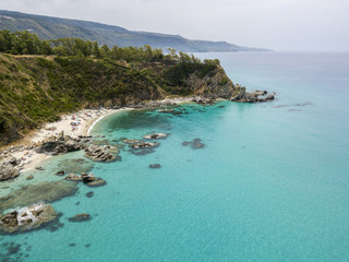 Fototapeta na wymiar Paradiso del sub, spiaggia con promontorio a picco sul mare. Zambrone, Calabria, Italia. Immersioni relax e vacanze estive. Coste italiane, spiagge e rocce