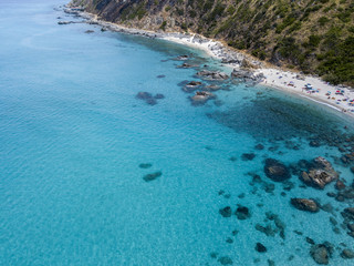 Paradiso del sub, spiaggia con promontorio a picco sul mare. Zambrone, Calabria, Italia. Immersioni relax e vacanze estive. Coste italiane, spiagge e rocce