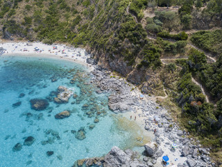 Paradiso del sub, spiaggia con promontorio a picco sul mare. Zambrone, Calabria, Italia. Immersioni relax e vacanze estive. Coste italiane, spiagge e rocce