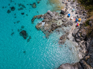 Paradiso del sub, spiaggia con promontorio a picco sul mare. Zambrone, Calabria, Italia. Immersioni relax e vacanze estive. Coste italiane, spiagge e rocce