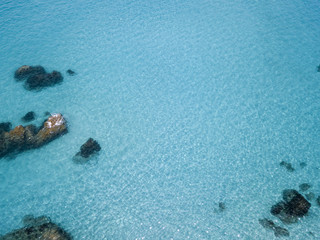 Vista aerea di scogli sul mare. Panoramica del fondo marino visto dall’alto, acqua trasparente
