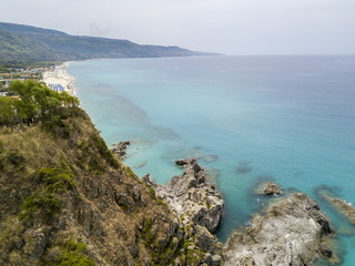 Paradiso del sub, spiaggia con promontorio a picco sul mare. Zambrone, Calabria, Italia. Immersioni relax e vacanze estive. Coste italiane, spiagge e rocce