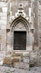 Fototapeta na wymiar Tür in der Burg Corvin Corvinus in Hunedoara Eisenmarkt Vajdahunyad Rumänien