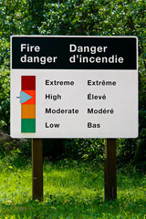 A fire danger indicator sign in both english and french