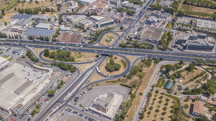 Vista aerea di un uscita autostradale a roma. Le auto corrono veloci lungo l'autostrada mentra...