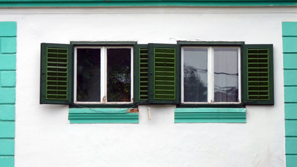 Fenster an einem Haus in Rumänien