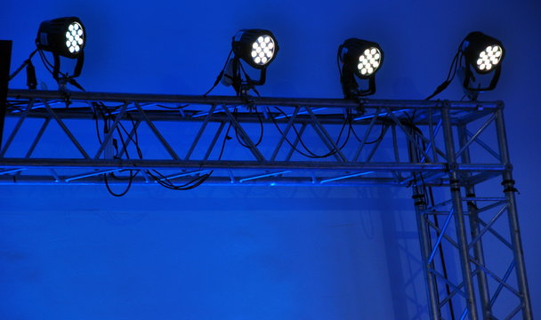 Vier montierte Scheinwerfer vor tiefblauem Hintergrund