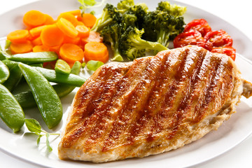 Grilled chicken fillets and vegetables