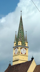 Fototapeta na wymiar Bunte Dachziegel auf einem Kirchturm in Sibiu Hermannstadt in Rumänien