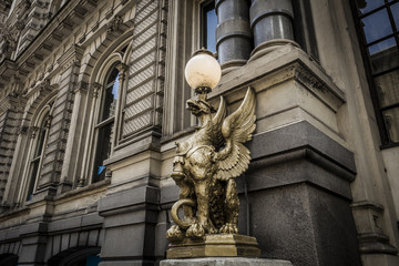 Obraz premium Golden griffin perched