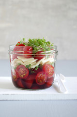 Tomatensalat mit Käse und Kresse