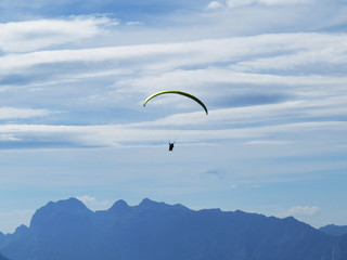leiser Flug zum schlafenden Berg