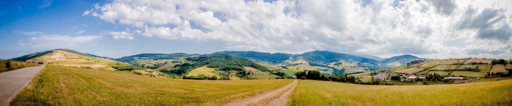 Panorama de la campagne dans le Parc Naturel R&eacute;gional du Pilat