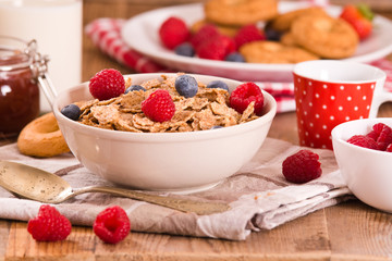Breakfast with wholegrain cereals. 