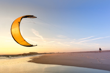 Kite surfer watching the waves © homydesign