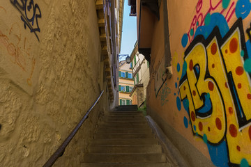 Eine alte Treppe zwischen zwei alten Gebäuden