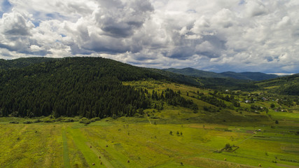 Fototapeta premium widok z lotu ptaka pole rolnicze letni dzień. Letni krajobraz.