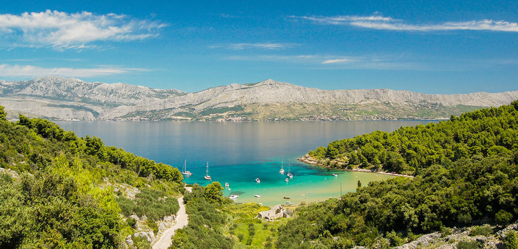 Piaszczysta plaża Lovrecina na wyspie Brac w Chorwacji
