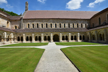 Cloître de l'abbaye royale de Fontenay en Bourgogne, France